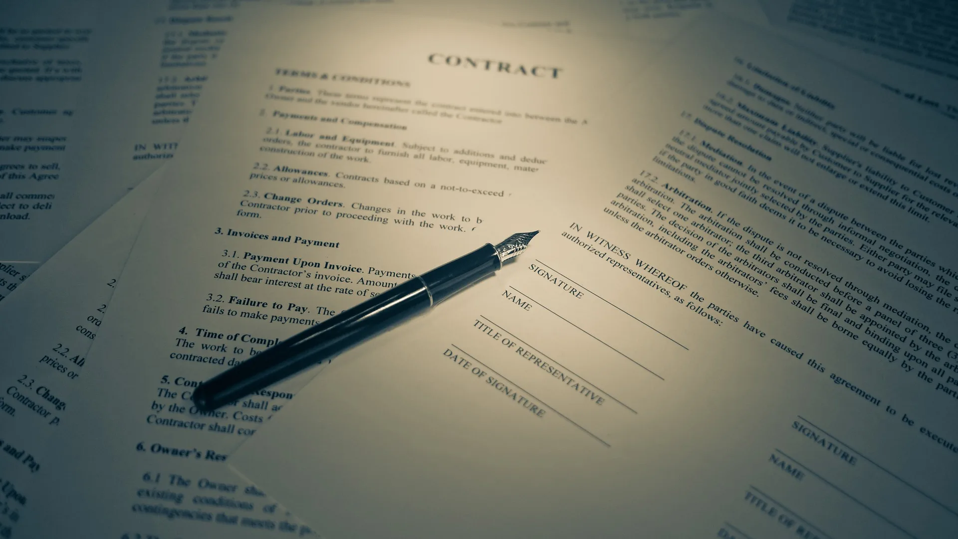 Assinatura de contrato de financiamento com analise criteriosa de taxa, prazo e custo total.