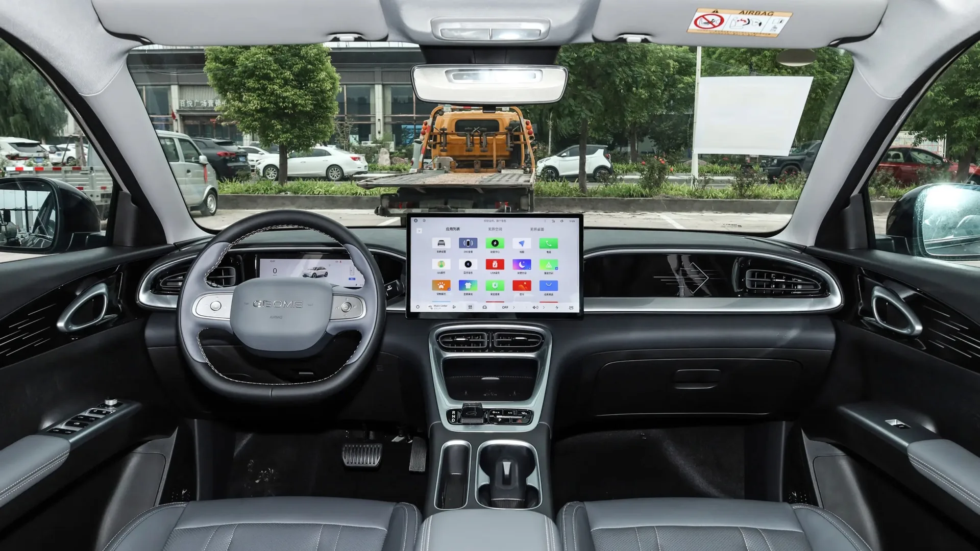 Interior e painel do Geely EX2 elétrico com central multimídia flutuante, quadro digital e volante multifuncional