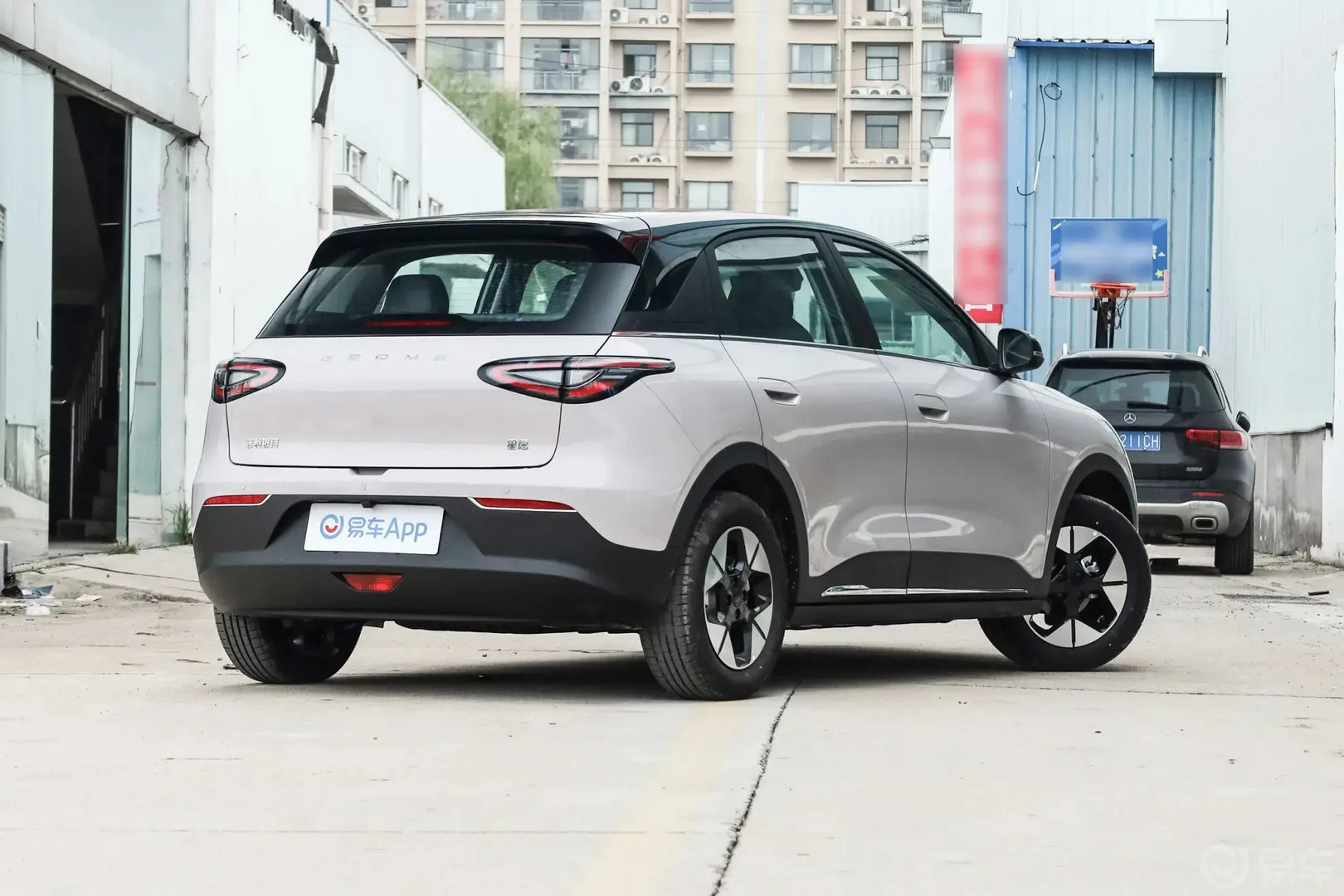 Geely EX2 elétrico com visual moderno na traseira, lanternas em LED e proporções de hatch compacto