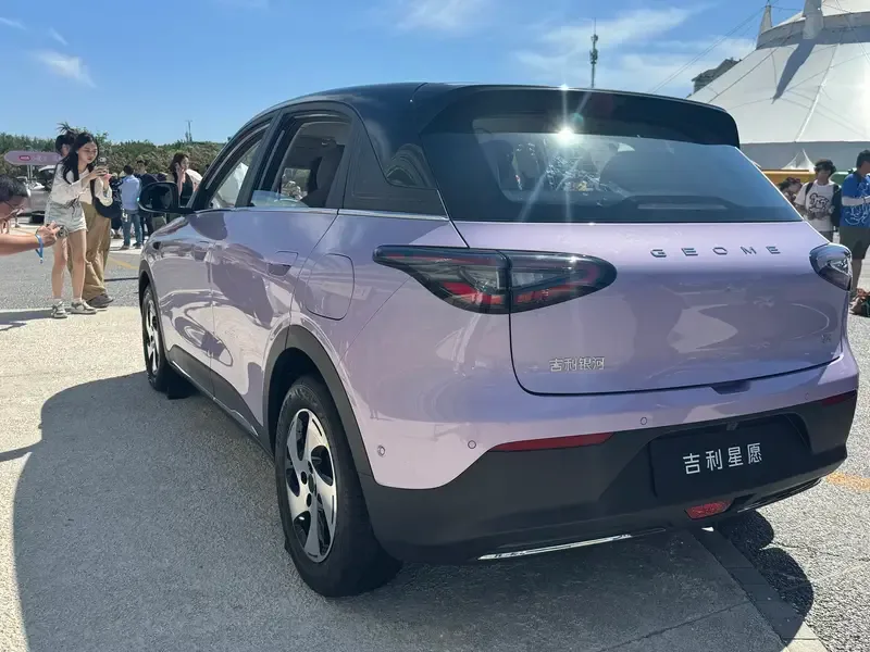 Linhas da carroceria do Geely EX2 ressaltando a aerodinâmica e o visual urbano.