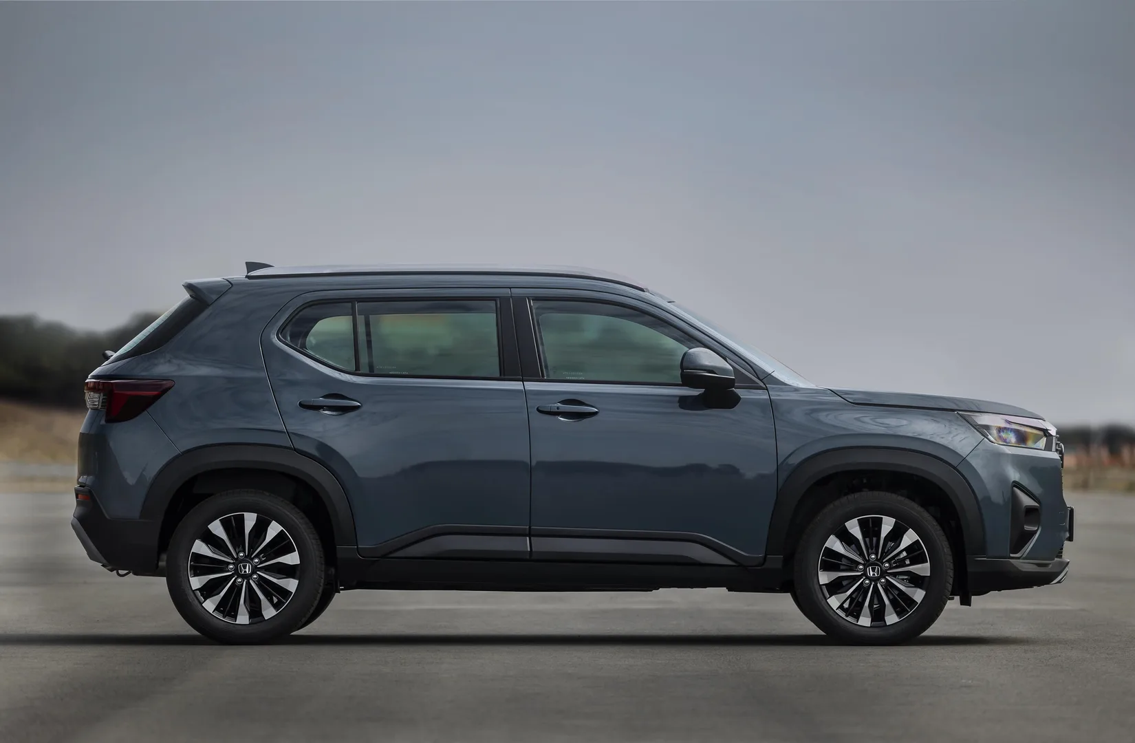 Perfil lateral do Honda WR-V destacando a boa altura do solo e proporções de SUV.