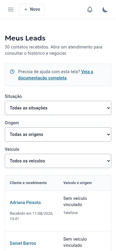 Tela Meus Leads no celular com filtros empilhados por situação, origem e veículo e início da lista de contatos