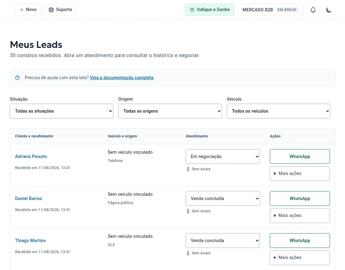 Tela Meus Leads com filtros por situação, origem e veículo e lista de contatos com situação do atendimento e botão WhatsApp