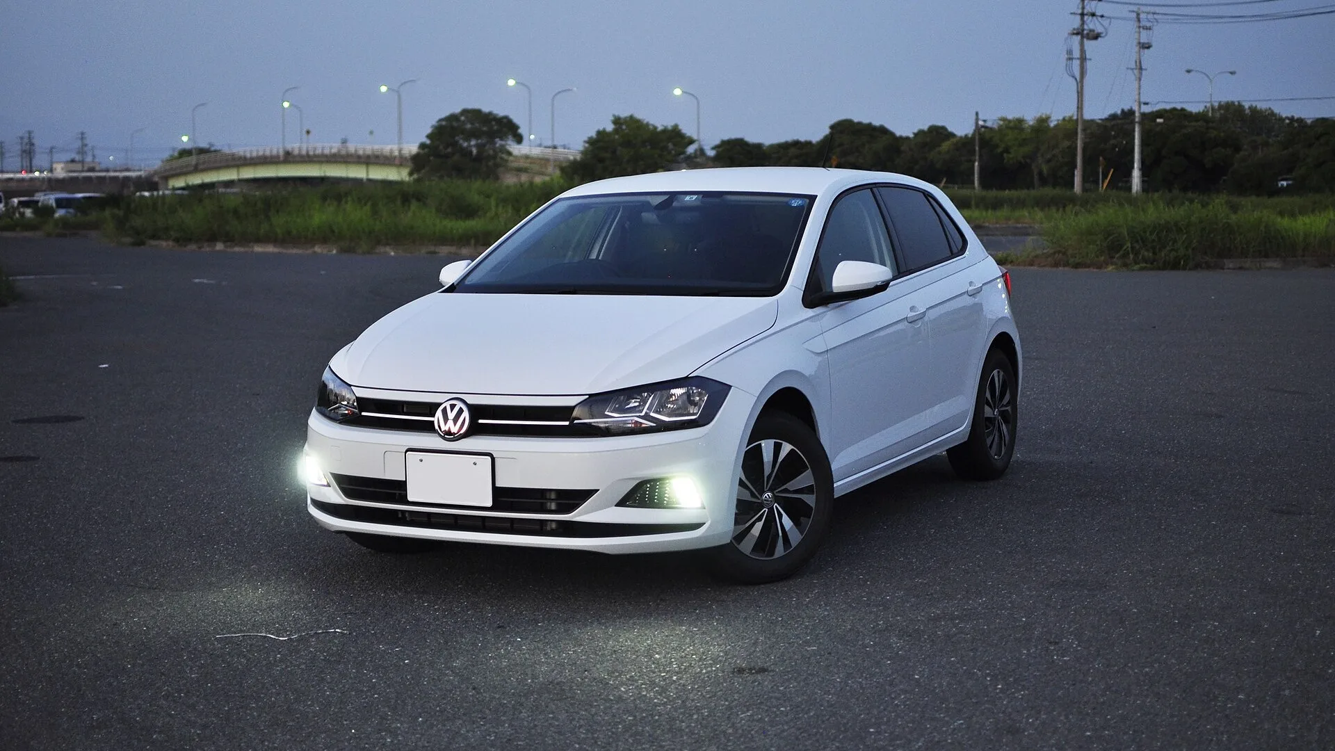Volkswagen Polo branco real com marca Volkswagen visível na grade